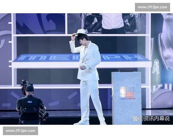 开拓者买断艾顿腾出空间！杨瀚森崛起，湖人签约状元中锋补强争冠短板