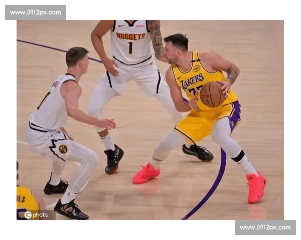 湖人对决掘金上半场攻防博弈明星表现与走势解析关键回合战术变化 湖人对决掘金上半场攻防博弈明星表现与走势解析关键回合战术变化